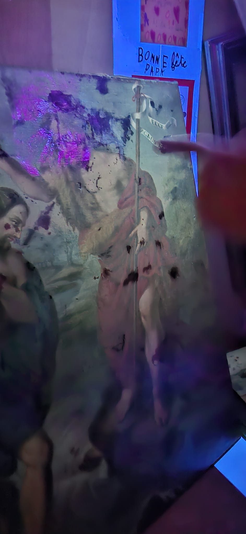 Restauration de tableaux — examen d'une huile sur toile sous lumière ultraviolette